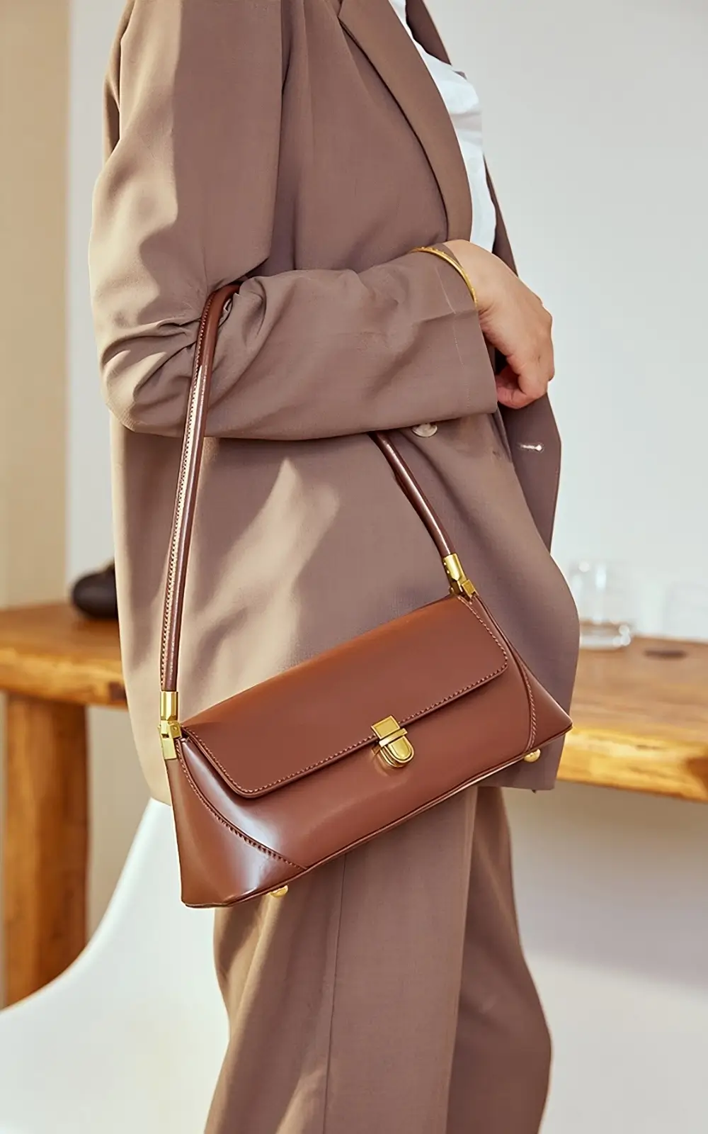 Hoclin baguette handbag in rich brown with detachable strap