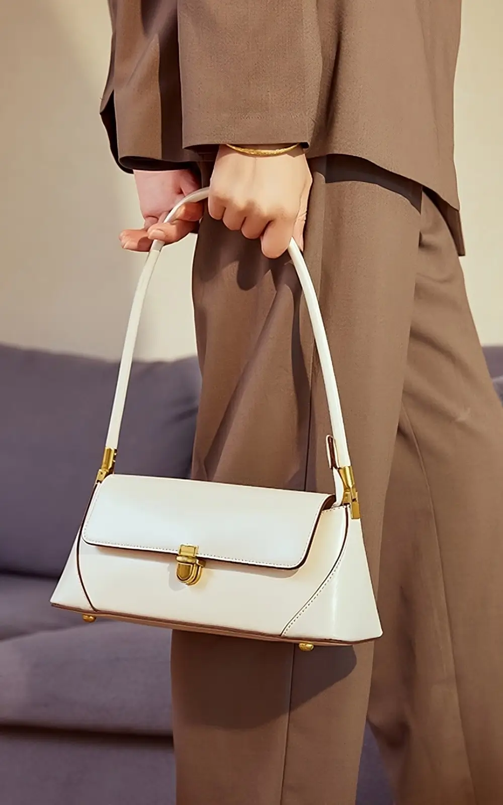 Structured white shoulder bag with flap closure by Hoclin