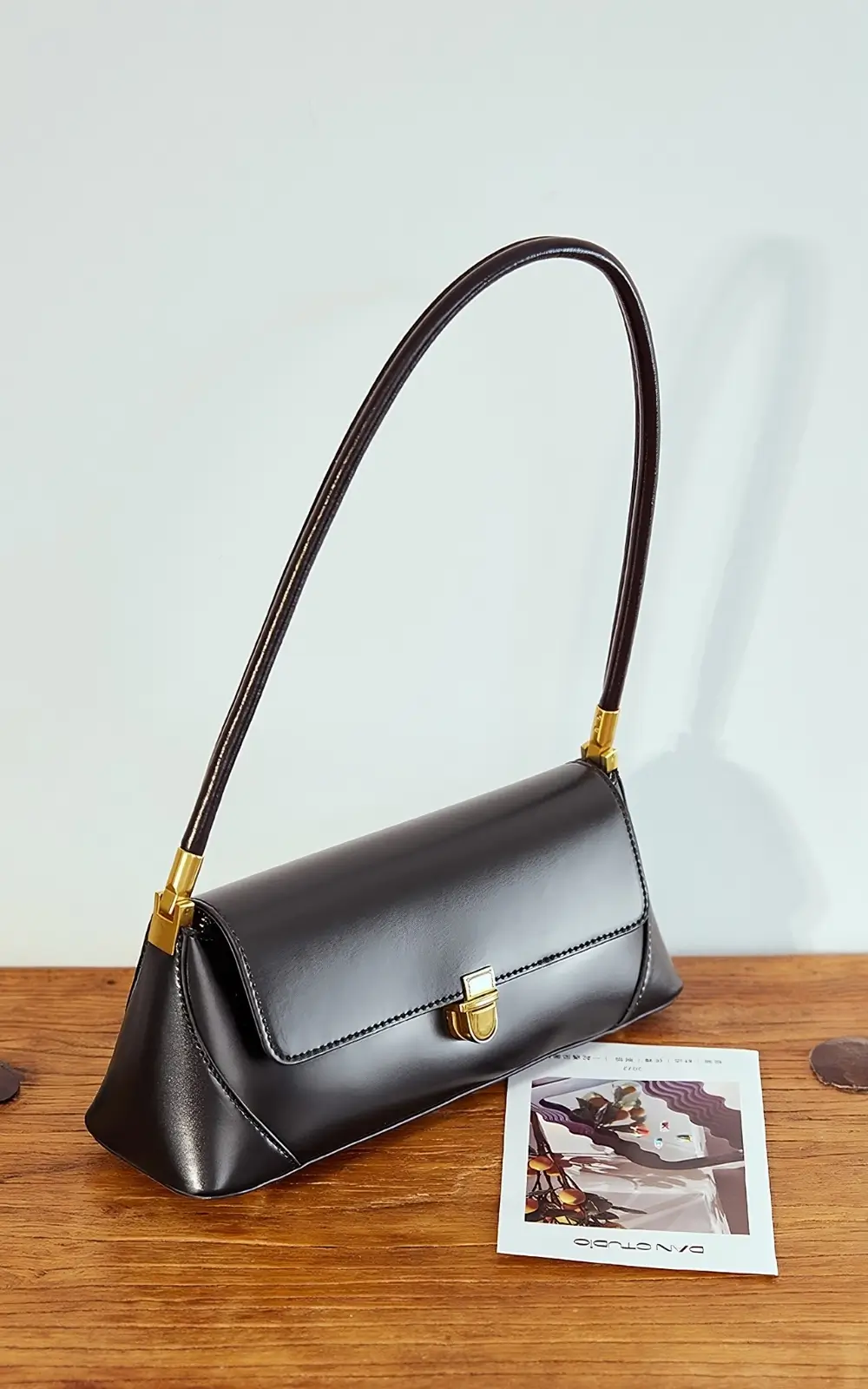 Hoclin Éclisse Baguette in black cowhide with top handle and strap