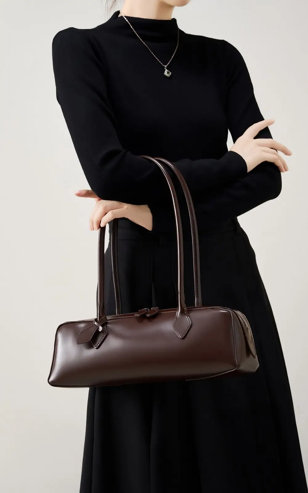 Elegant top-handle leather baguette bag with zip closure – Hoclin Paris