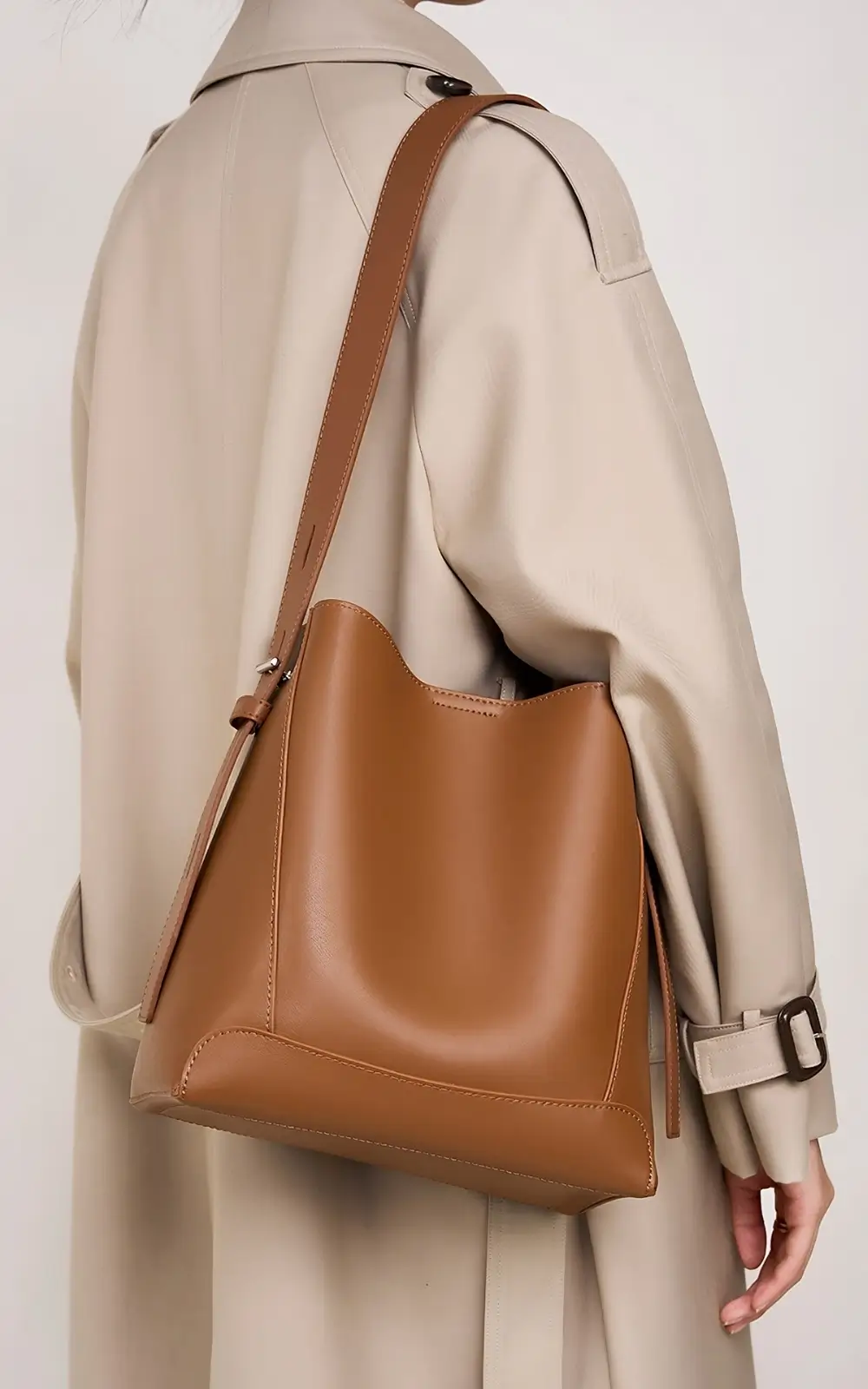 Brown Lunaro Bucket leather bag with single top handle and gold hardware