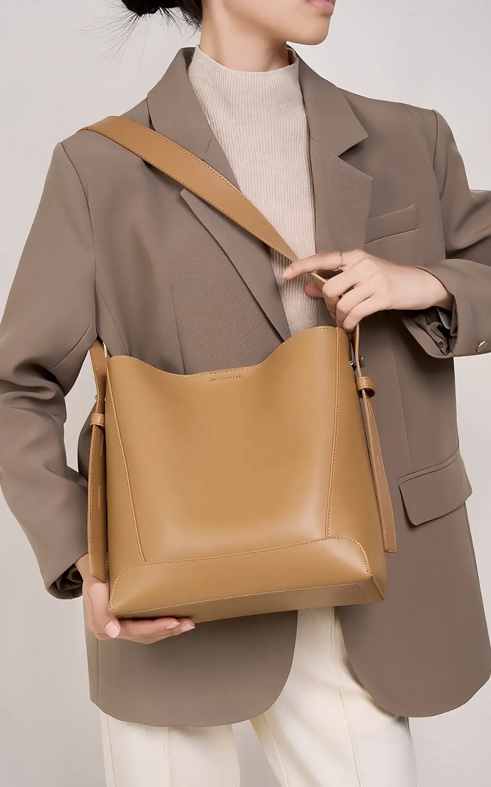 Lunaro Bucket in light brown calfskin leather with structured silhouette