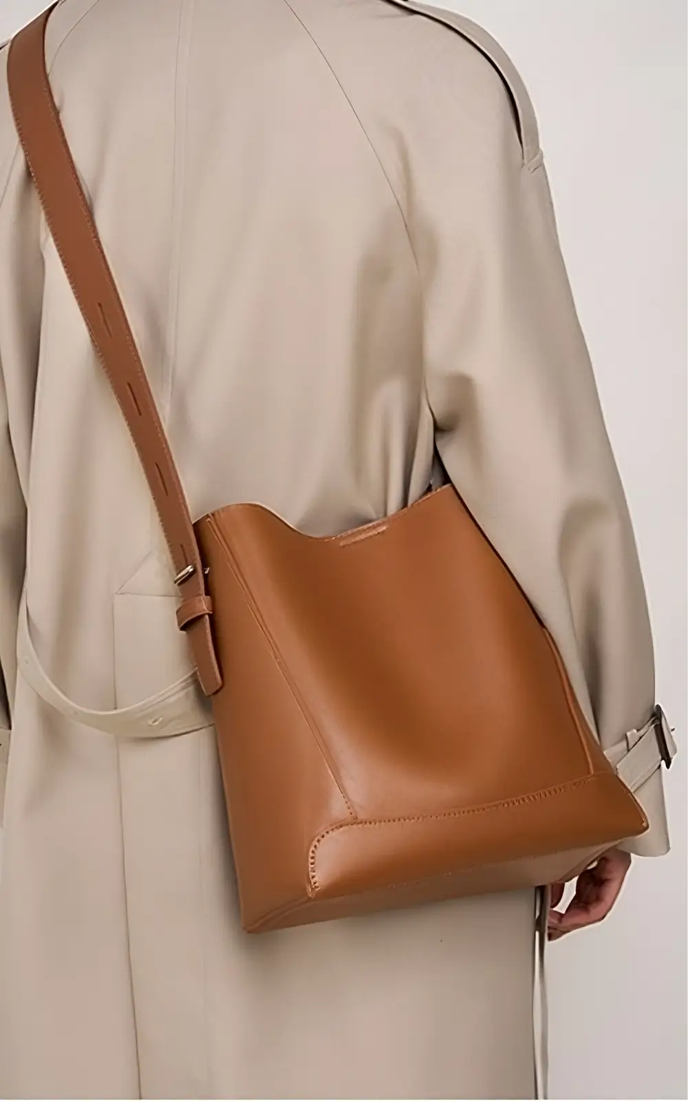 Model showcasing Lunaro Bucket top handle grip in dark brown
