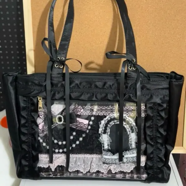 Person wearing crossbody ita bag at anime convention